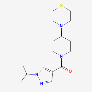 molecular formula C16H26N4OS B5584854 4-{1-[(1-isopropyl-1H-pyrazol-4-yl)carbonyl]-4-piperidinyl}thiomorpholine 