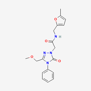 molecular formula C18H20N4O4 B5585241 2-[3-(methoxymethyl)-5-oxo-4-phenyl-4,5-dihydro-1H-1,2,4-triazol-1-yl]-N-[(5-methyl-2-furyl)methyl]acetamide 