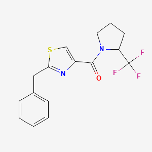 molecular formula C16H15F3N2OS B5585951 2-benzyl-4-{[2-(trifluoromethyl)-1-pyrrolidinyl]carbonyl}-1,3-thiazole 