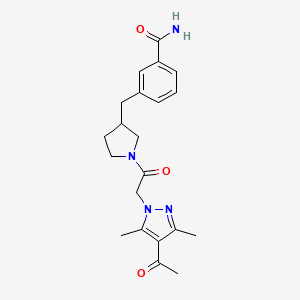 molecular formula C21H26N4O3 B5586010 3-({1-[(4-acetyl-3,5-dimethyl-1H-pyrazol-1-yl)acetyl]pyrrolidin-3-yl}methyl)benzamide 