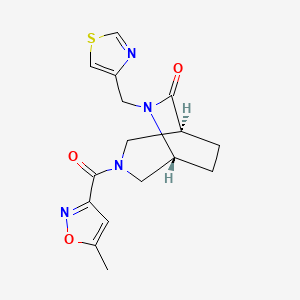 molecular formula C16H18N4O3S B5587995 (1S*,5R*)-3-[(5-methyl-3-isoxazolyl)carbonyl]-6-(1,3-thiazol-4-ylmethyl)-3,6-diazabicyclo[3.2.2]nonan-7-one 