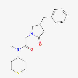 molecular formula C19H26N2O2S B5588102 2-(4-benzyl-2-oxopyrrolidin-1-yl)-N-methyl-N-(tetrahydro-2H-thiopyran-4-yl)acetamide 