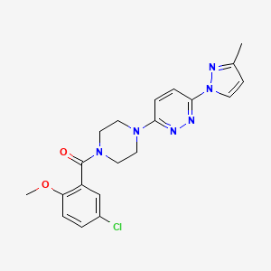 molecular formula C20H21ClN6O2 B5588817 3-[4-(5-chloro-2-methoxybenzoyl)-1-piperazinyl]-6-(3-methyl-1H-pyrazol-1-yl)pyridazine 