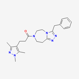 molecular formula C22H28N6O B5588931 3-苄基-7-[3-(1,3,5-三甲基-1H-吡唑-4-基)丙酰基]-6,7,8,9-四氢-5H-[1,2,4]三唑并[4,3-d][1,4]二氮杂卓 