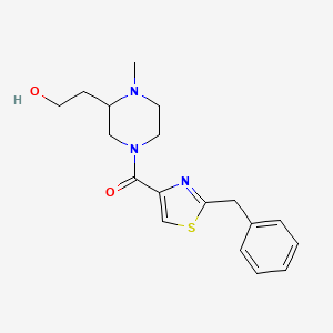 molecular formula C18H23N3O2S B5589693 2-{4-[(2-benzyl-1,3-thiazol-4-yl)carbonyl]-1-methyl-2-piperazinyl}ethanol 