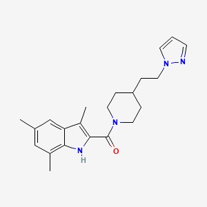 molecular formula C22H28N4O B5589954 3,5,7-trimethyl-2-({4-[2-(1H-pyrazol-1-yl)ethyl]-1-piperidinyl}carbonyl)-1H-indole 