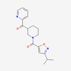 molecular formula C18H21N3O3 B5591028 {1-[(3-isopropyl-5-isoxazolyl)carbonyl]-3-piperidinyl}(2-pyridinyl)methanone 