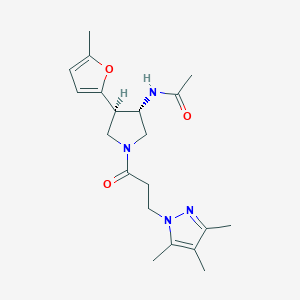 molecular formula C20H28N4O3 B5591745 N-{(3S*,4R*)-4-(5-methyl-2-furyl)-1-[3-(3,4,5-trimethyl-1H-pyrazol-1-yl)propanoyl]pyrrolidin-3-yl}acetamide 