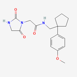molecular formula C18H23N3O4 B5592759 2-(2,5-dioxo-1-imidazolidinyl)-N-{[1-(4-methoxyphenyl)cyclopentyl]methyl}acetamide 