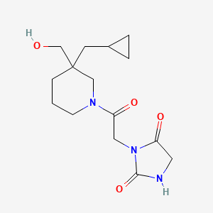 molecular formula C15H23N3O4 B5594232 3-{2-[3-(环丙基甲基)-3-(羟甲基)哌啶-1-基]-2-氧代乙基}咪唑烷-2,4-二酮 