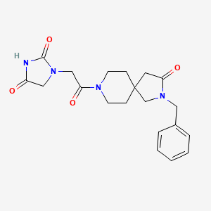 molecular formula C20H24N4O4 B5594391 1-[2-(2-benzyl-3-oxo-2,8-diazaspiro[4.5]dec-8-yl)-2-oxoethyl]-2,4-imidazolidinedione 