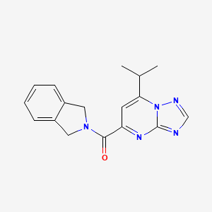 molecular formula C17H17N5O B5594471 5-(1,3-dihydro-2H-isoindol-2-ylcarbonyl)-7-isopropyl[1,2,4]triazolo[1,5-a]pyrimidine 