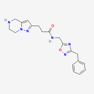 molecular formula C19H22N6O2 B5594676 N-[(3-benzyl-1,2,4-oxadiazol-5-yl)methyl]-3-(4,5,6,7-tetrahydropyrazolo[1,5-a]pyrazin-2-yl)propanamide hydrochloride 