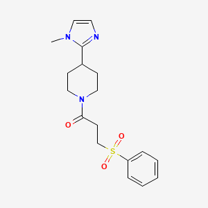 molecular formula C18H23N3O3S B5594866 4-(1-甲基-1H-咪唑-2-基)-1-[3-(苯磺酰基)丙酰基]哌啶 