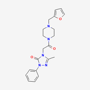 molecular formula C20H23N5O3 B5594985 4-{2-[4-(2-呋喃甲基)-1-哌嗪基]-2-氧代乙基}-5-甲基-2-苯基-2,4-二氢-3H-1,2,4-三唑-3-酮 