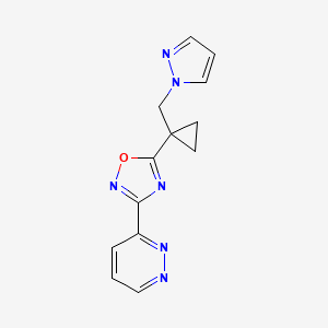 molecular formula C13H12N6O B5597940 3-{5-[1-(1H-pyrazol-1-ylmethyl)cyclopropyl]-1,2,4-oxadiazol-3-yl}pyridazine 