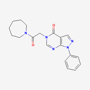 molecular formula C19H21N5O2 B5599101 5-[2-(1-氮杂环戊基)-2-氧代乙基]-1-苯基-1,5-二氢-4H-吡唑并[3,4-d]嘧啶-4-酮 