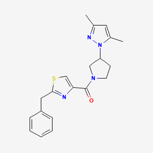 molecular formula C20H22N4OS B5599718 2-benzyl-4-{[3-(3,5-dimethyl-1H-pyrazol-1-yl)-1-pyrrolidinyl]carbonyl}-1,3-thiazole 