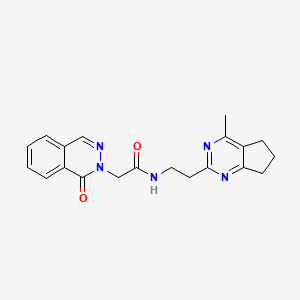 molecular formula C20H21N5O2 B5600125 N-[2-(4-methyl-6,7-dihydro-5H-cyclopenta[d]pyrimidin-2-yl)ethyl]-2-(1-oxo-2(1H)-phthalazinyl)acetamide 