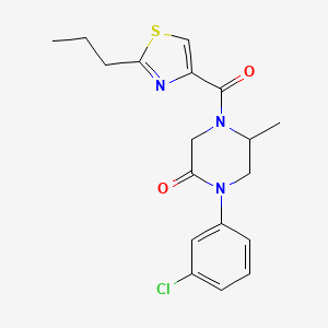 molecular formula C18H20ClN3O2S B5605717 1-(3-chlorophenyl)-5-methyl-4-[(2-propyl-1,3-thiazol-4-yl)carbonyl]-2-piperazinone 