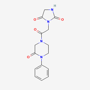 molecular formula C15H16N4O4 B5606536 3-[2-oxo-2-(3-oxo-4-phenyl-1-piperazinyl)ethyl]-2,4-imidazolidinedione 