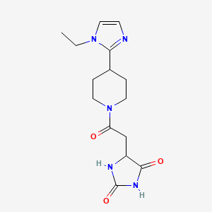 molecular formula C15H21N5O3 B5607271 5-{2-[4-(1-ethyl-1H-imidazol-2-yl)piperidin-1-yl]-2-oxoethyl}imidazolidine-2,4-dione 