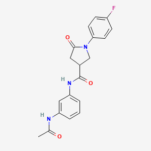 molecular formula C19H18FN3O3 B5607544 N-[3-(acetylamino)phenyl]-1-(4-fluorophenyl)-5-oxo-3-pyrrolidinecarboxamide 