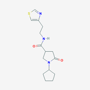 molecular formula C15H21N3O2S B5608958 1-cyclopentyl-5-oxo-N-[2-(1,3-thiazol-4-yl)ethyl]-3-pyrrolidinecarboxamide 