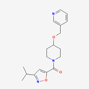 molecular formula C18H23N3O3 B5609892 3-[({1-[(3-isopropyl-5-isoxazolyl)carbonyl]-4-piperidinyl}oxy)methyl]pyridine 