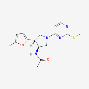 molecular formula C16H20N4O2S B5612467 N-{(3S*,4R*)-4-(5-methyl-2-furyl)-1-[2-(methylthio)-4-pyrimidinyl]-3-pyrrolidinyl}acetamide 
