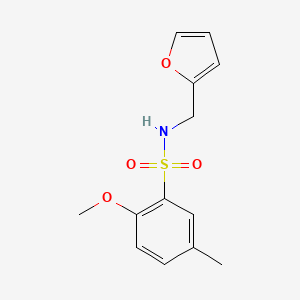 molecular formula C13H15NO4S B5613411 N-(2-furylmethyl)-2-methoxy-5-methylbenzenesulfonamide 