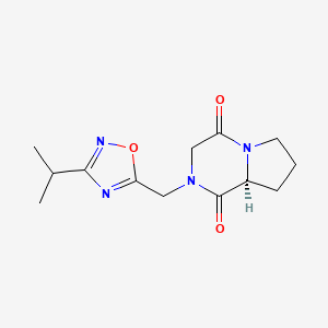 molecular formula C13H18N4O3 B5616111 (8aS)-2-[(3-isopropyl-1,2,4-oxadiazol-5-yl)methyl]hexahydropyrrolo[1,2-a]pyrazine-1,4-dione 