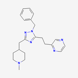 molecular formula C22H28N6 B5617130 2-(2-{1-benzyl-3-[(1-methylpiperidin-4-yl)methyl]-1H-1,2,4-triazol-5-yl}ethyl)pyrazine 