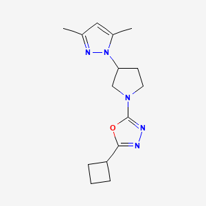 molecular formula C15H21N5O B5617532 2-cyclobutyl-5-[3-(3,5-dimethyl-1H-pyrazol-1-yl)pyrrolidin-1-yl]-1,3,4-oxadiazole 