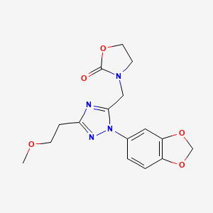 molecular formula C16H18N4O5 B5617554 3-{[1-(1,3-benzodioxol-5-yl)-3-(2-methoxyethyl)-1H-1,2,4-triazol-5-yl]methyl}-1,3-oxazolidin-2-one 