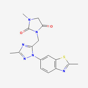 molecular formula C16H16N6O2S B5618313 1-methyl-3-{[3-methyl-1-(2-methyl-1,3-benzothiazol-6-yl)-1H-1,2,4-triazol-5-yl]methyl}imidazolidine-2,4-dione 