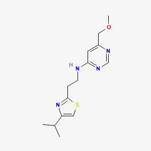 molecular formula C14H20N4OS B5619840 N-[2-(4-isopropyl-1,3-thiazol-2-yl)ethyl]-6-(methoxymethyl)pyrimidin-4-amine 