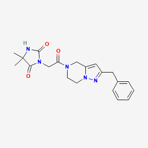 molecular formula C20H23N5O3 B5620058 3-[2-(2-benzyl-6,7-dihydropyrazolo[1,5-a]pyrazin-5(4H)-yl)-2-oxoethyl]-5,5-dimethylimidazolidine-2,4-dione 