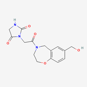 molecular formula C15H17N3O5 B5621036 3-{2-[7-(hydroxymethyl)-2,3-dihydro-1,4-benzoxazepin-4(5H)-yl]-2-oxoethyl}-2,4-imidazolidinedione 