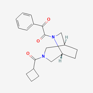 molecular formula C20H24N2O3 B5624807 2-[(1S*,5R*)-3-(cyclobutylcarbonyl)-3,6-diazabicyclo[3.2.2]non-6-yl]-2-oxo-1-phenylethanone 