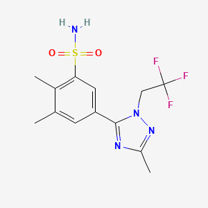 molecular formula C13H15F3N4O2S B5627000 2,3-dimethyl-5-[3-methyl-1-(2,2,2-trifluoroethyl)-1H-1,2,4-triazol-5-yl]benzenesulfonamide 