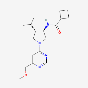 molecular formula C18H28N4O2 B5627423 N-{rel-(3R,4S)-4-isopropyl-1-[6-(methoxymethyl)-4-pyrimidinyl]-3-pyrrolidinyl}cyclobutanecarboxamide hydrochloride 