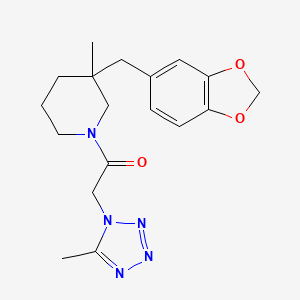 molecular formula C18H23N5O3 B5629472 3-(1,3-benzodioxol-5-ylmethyl)-3-methyl-1-[(5-methyl-1H-tetrazol-1-yl)acetyl]piperidine 
