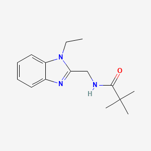 molecular formula C15H21N3O B5629652 N-[(1-ethyl-1H-benzimidazol-2-yl)methyl]-2,2-dimethylpropanamide 