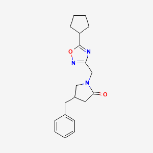 molecular formula C19H23N3O2 B5629838 4-benzyl-1-[(5-cyclopentyl-1,2,4-oxadiazol-3-yl)methyl]pyrrolidin-2-one 