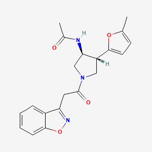 molecular formula C20H21N3O4 B5630511 N-[(3S*,4R*)-1-(1,2-benzisoxazol-3-ylacetyl)-4-(5-methyl-2-furyl)pyrrolidin-3-yl]acetamide 
