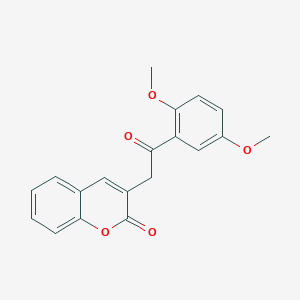 molecular formula C19H16O5 B5633670 3-[2-(2,5-dimethoxyphenyl)-2-oxoethyl]-2H-chromen-2-one 