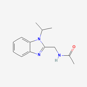 molecular formula C13H17N3O B5635931 N-[(1-isopropyl-1H-benzimidazol-2-yl)methyl]acetamide 
