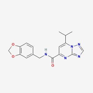 molecular formula C17H17N5O3 B5635977 N-(1,3-benzodioxol-5-ylmethyl)-7-isopropyl[1,2,4]triazolo[1,5-a]pyrimidine-5-carboxamide 