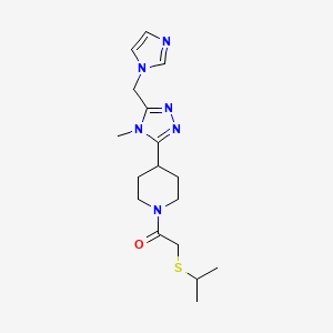 molecular formula C17H26N6OS B5636856 4-[5-(1H-imidazol-1-ylmethyl)-4-methyl-4H-1,2,4-triazol-3-yl]-1-[(isopropylthio)acetyl]piperidine 